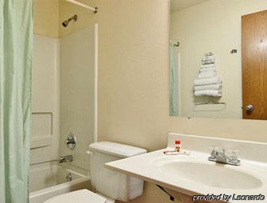 Super 8 By Wyndham Warroad Hotel Room photo