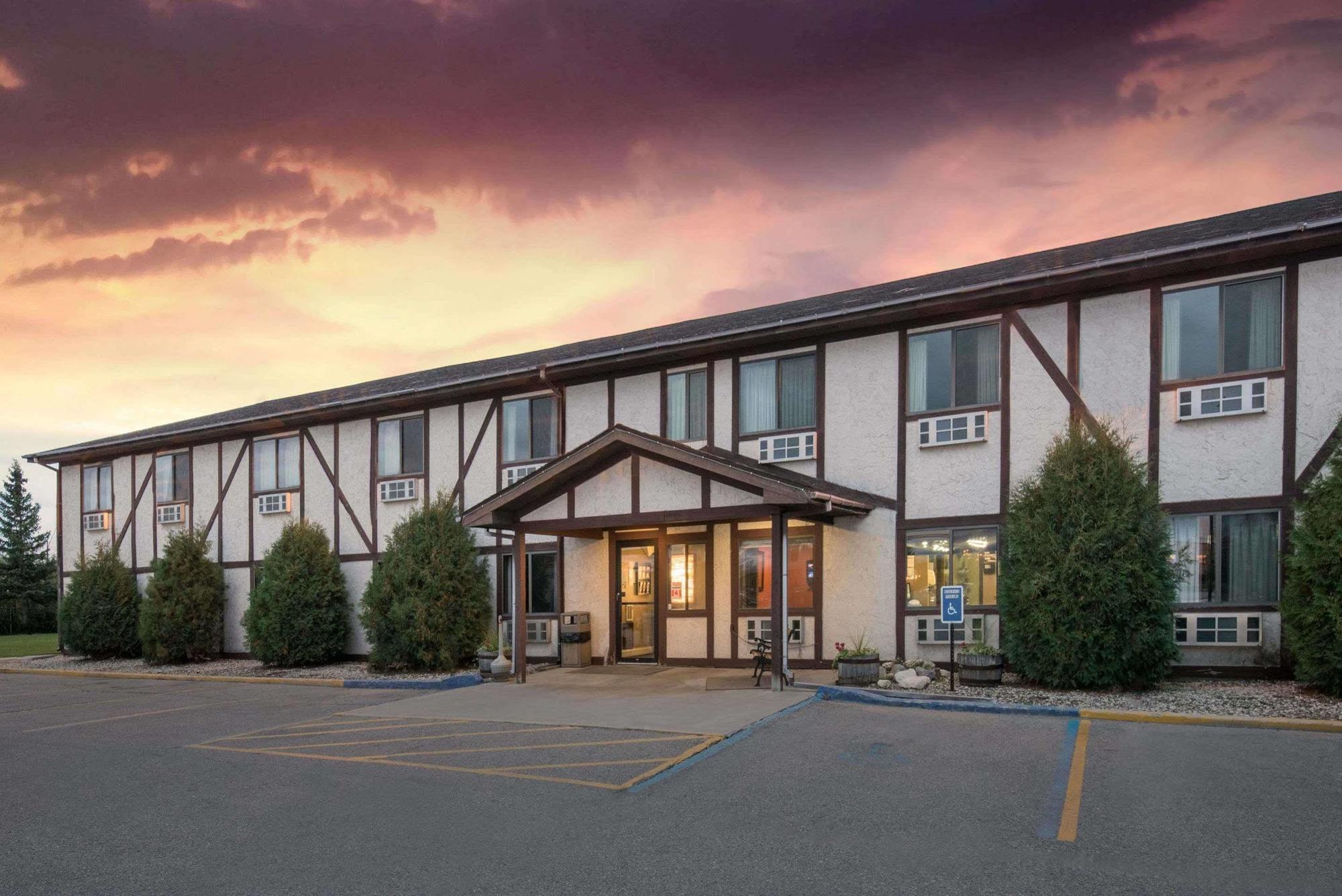 Super 8 By Wyndham Warroad Hotel Exterior photo