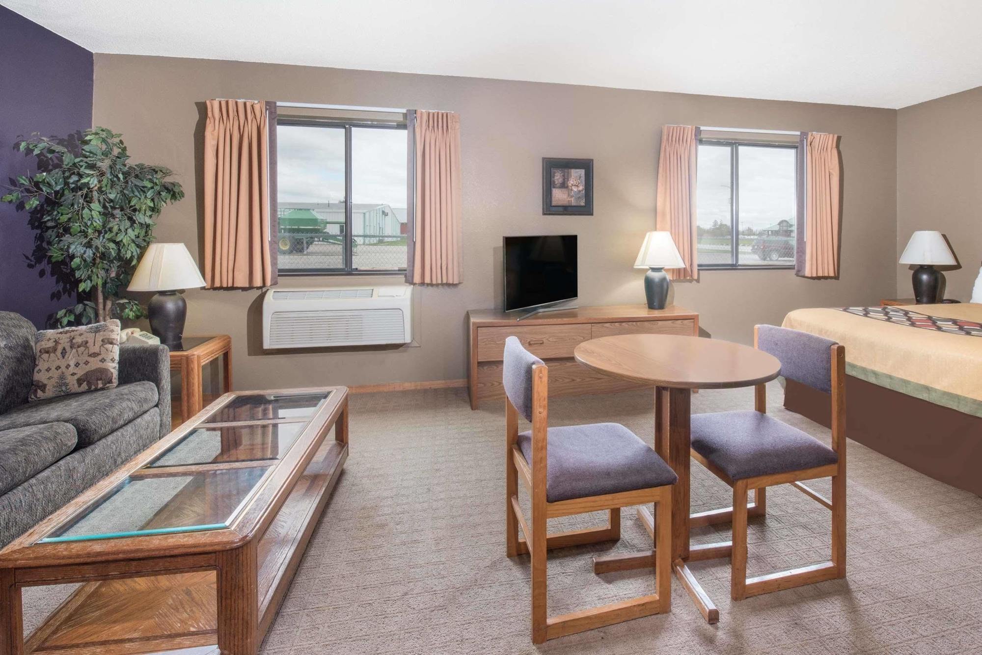 Super 8 By Wyndham Warroad Hotel Exterior photo